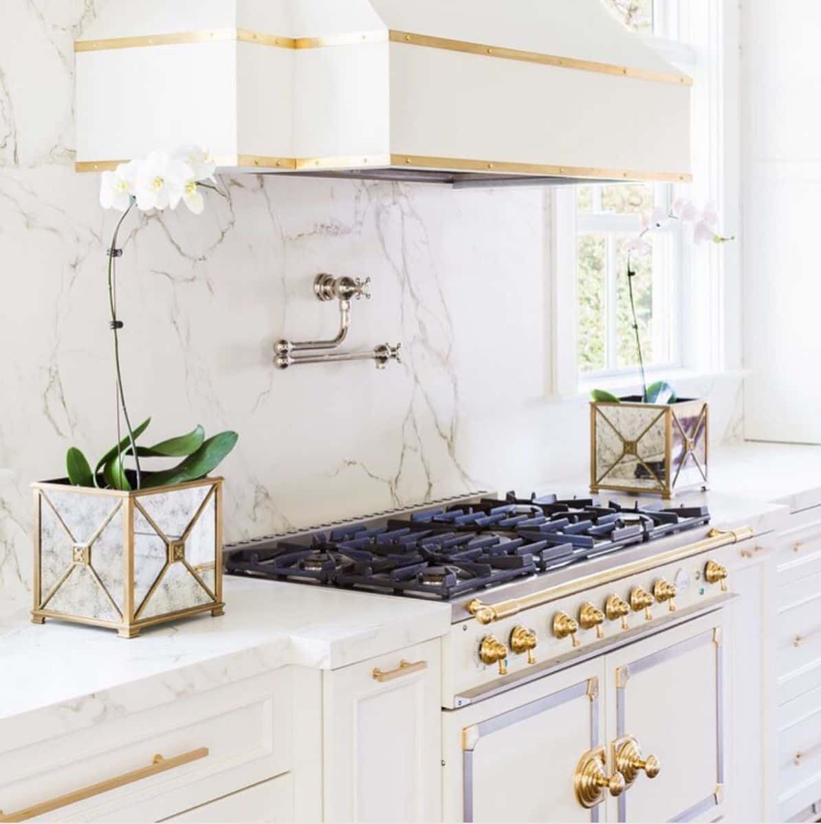 WHITE AND GOLD FOR A FEMININE AND REFINED CUISINE