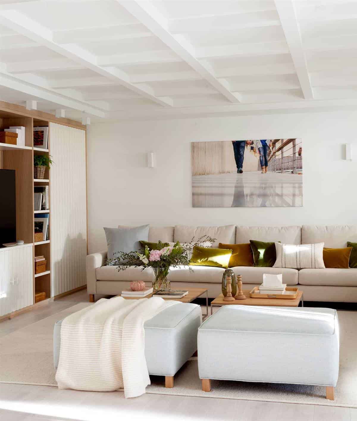 4. HOW TO COMBINE A NEUTRAL SOFA AND A TRENDY RUG