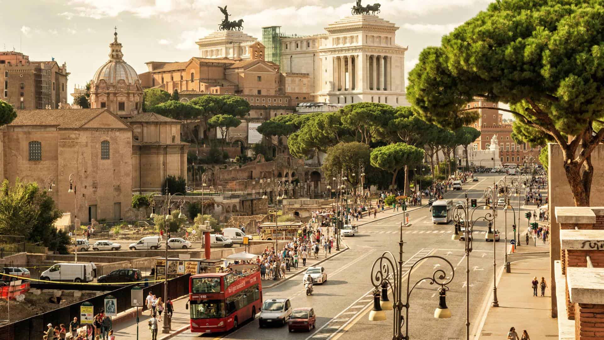 rome-city-center-1747627218 Busy street scene in central Rome.
