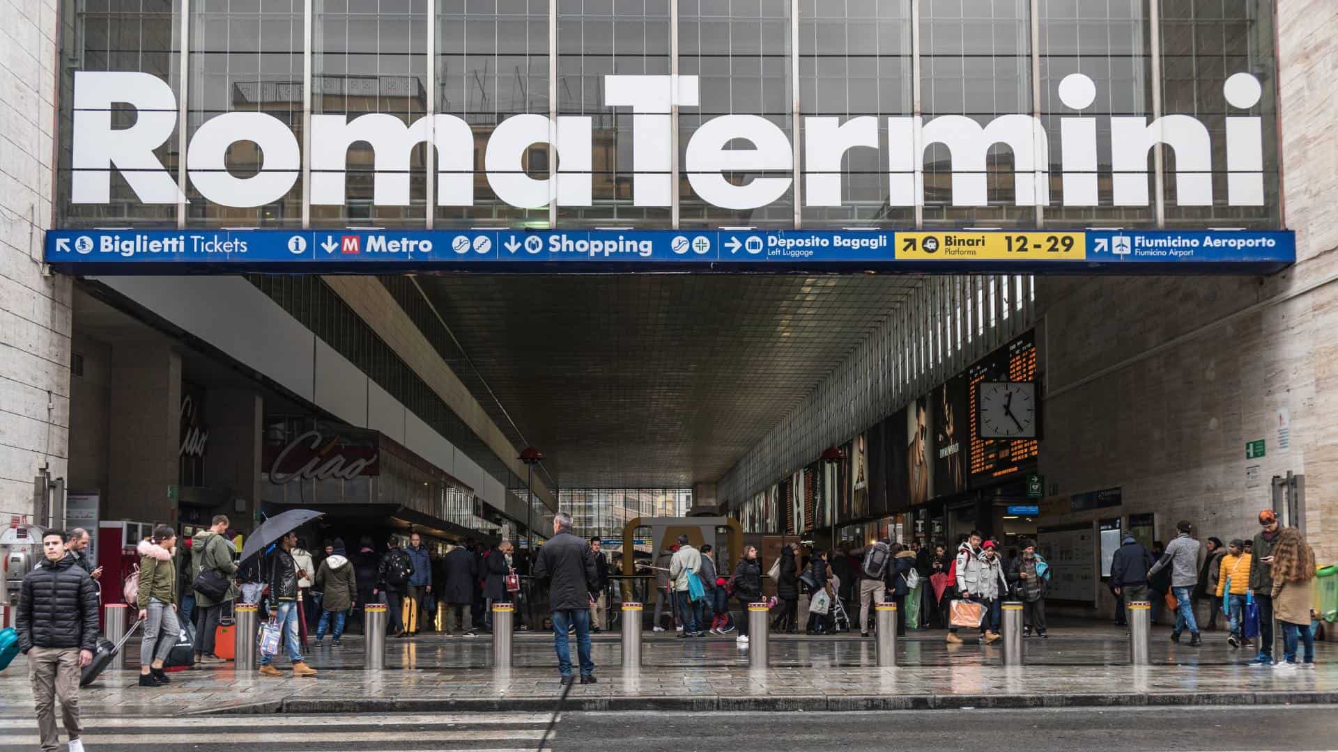 rome-termini-station-entrance-1747627223 Crowds entering Roma Termini station.