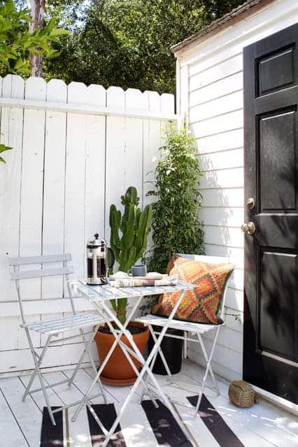 16 Functional Ideas To Design Pretty Deck In A Small Yard 14