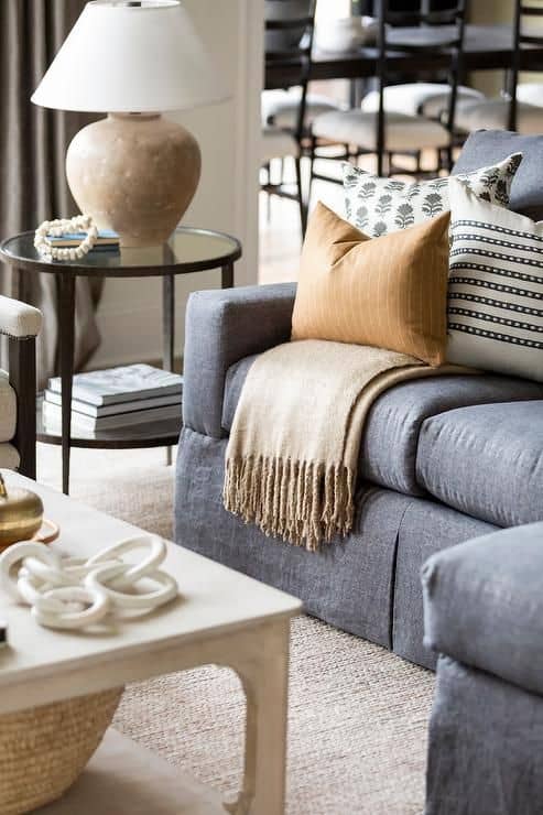 Tricks to combine cushions on dark grey sofas and get a magazine result
