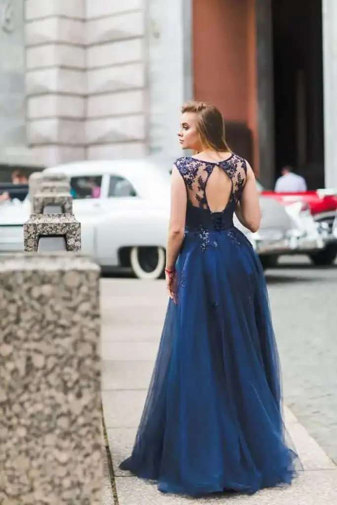 How to Accessorize a Navy Blue Dress for a Wedding (Complete Style Guide) -  Wedistry