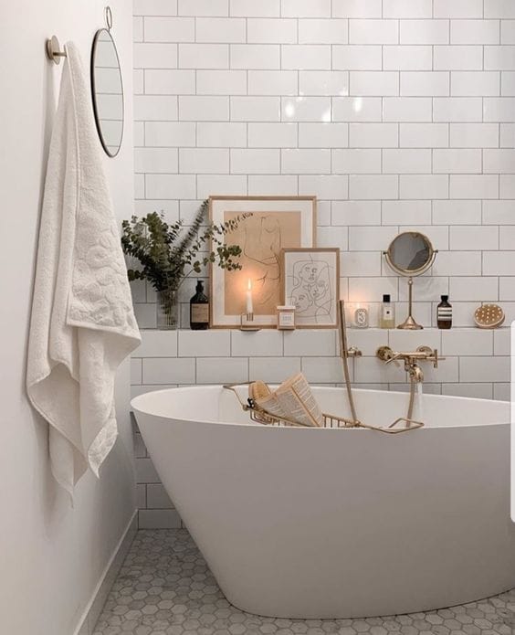 4. BATHROOMS WITH BATHTUB