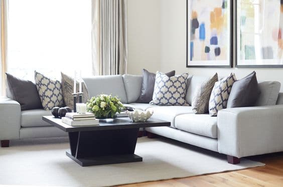 Tricks to combine cushions on dark grey sofas and get a magazine result