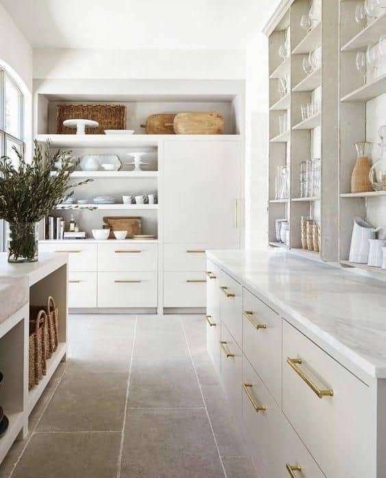White Kitchen: Between Timeless Elegance and Contemporary Purity White Kitchen: Between Timeless Elegance and Contemporary Purity