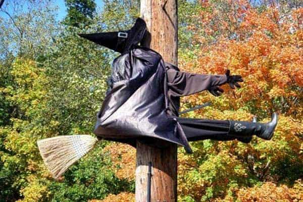 12 Last Minute & Super Scary DIY Outdoor Halloween Decorations 12