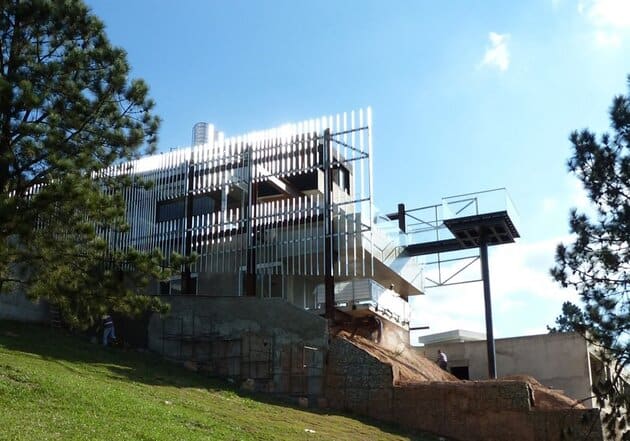 Mirante House by FGMF in Aldeia da Serra, Brazil