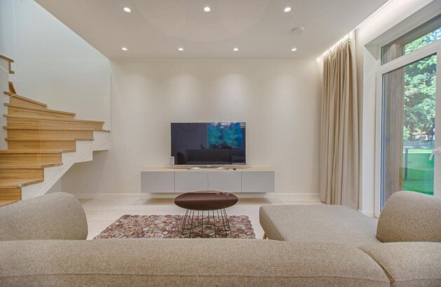 Balancing Minimalism and Comfort in Modern Interior Design
