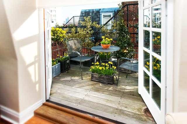 16 Functional Ideas To Design Pretty Deck In A Small Yard 16