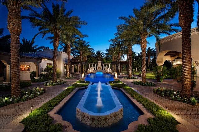 19 Exceptional Ideas To Decorate Your Landscape With Palm Trees 19
