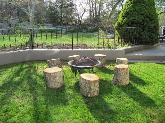 21 Super Easy Wood Log Garden Decorations That You Can Do For Free