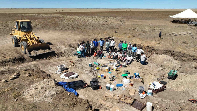Palaeontology dig site dinosaur central queensland winton