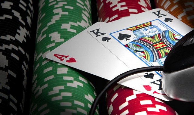 Here Are 8 Reasons Why People Prefer to Play at Online Casinos