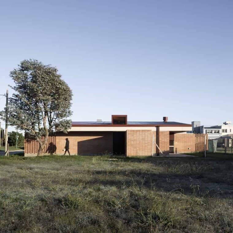 Grid House by Estudio VA arquitectos in La Plata, Argentina