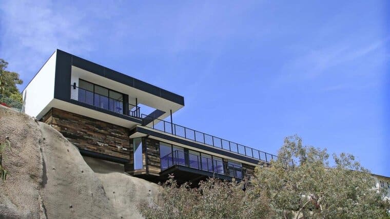 Modern new Malibu house: life on the edge