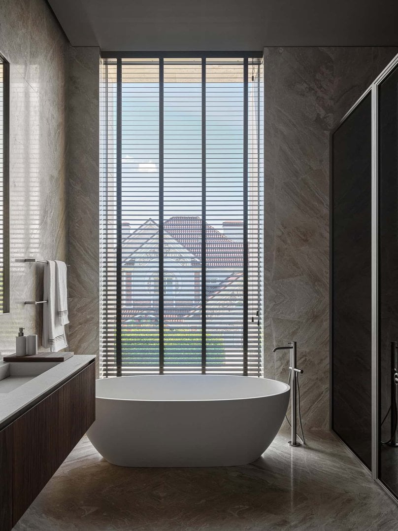 Bright Villa Kyoto by Ekaterina Yakovenko – bathroom with tub and window blinds, Russia