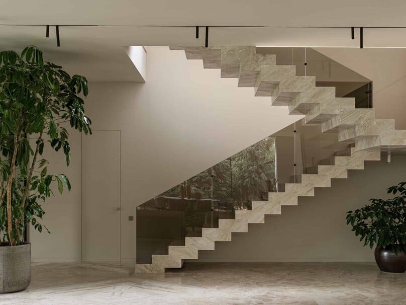 Bright Villa Kyoto by Ekaterina Yakovenko – entry hall with sculptural bench and mirrors, Russia