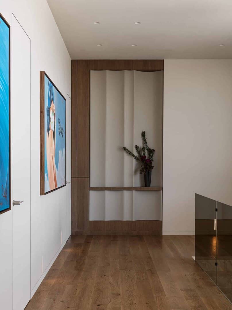 Bright Villa Kyoto by Ekaterina Yakovenko – upper hallway with sculptural niche, Russia