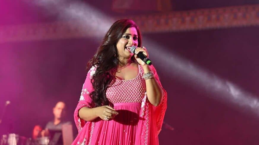 छवि 27 18 चमकदार श्रेया घोषाल नेट वर्थ, आयु, ऊंचाई, बायो, करियर, आय और परिवार 2024 में