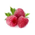 Fresas ecológicas frescas con hojas verdes en fondo blanco.