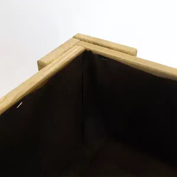 Cubeta de madera con interior forrado en negro, agricultura ecológica, huerto sostenible, compostaje, cultivo ecológico, huerto.bio, técnicas orgánicas, huertos urbanos, sostenibilidad agrícola, reciclaje y compostaje ecológico.