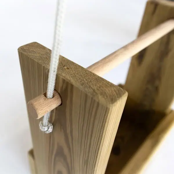 Madera y cuerda de columpio ecológico de madera natural para jardines y espacios infantiles, ideal para un ambiente de juego seguro y sostenible. Diseño artesanal y respetuoso con el medio ambiente.