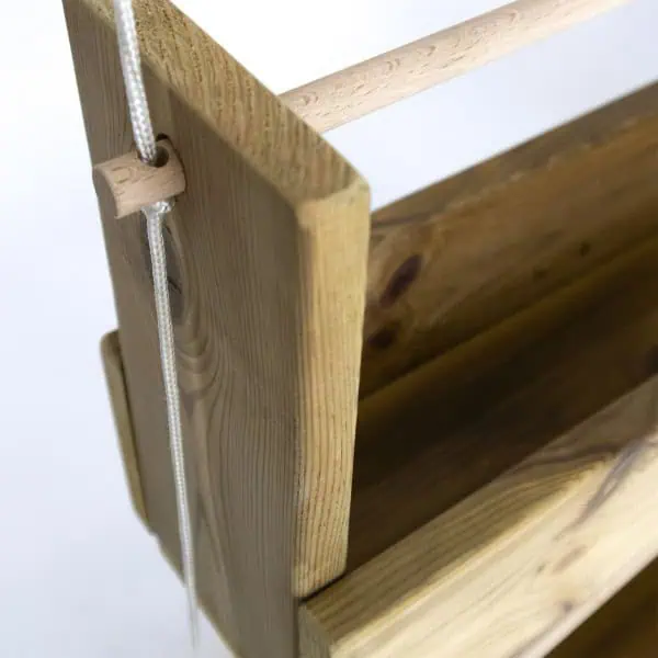 Recipiente de madera para huerto urbano, cultivo ecológico, jardinería sostenible, estructura de madera natural para agricultura urbana, huerto de madera, cultivo ecológico en casa.