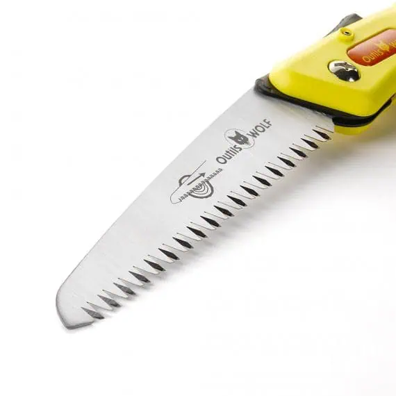 Cuchilla de poda de sierra con mango amarillo para jardinería y mantenimiento de huertos ecológicos. Herramienta esencial para tareas de corte en agricultura orgánica.