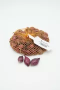 Cebollas rojas ecológicas de huerto bio en malla, saludables y frescas, ideal para cocinar platos tradicionales y ensaladas, cultivadas de forma sostenible y orgánica.