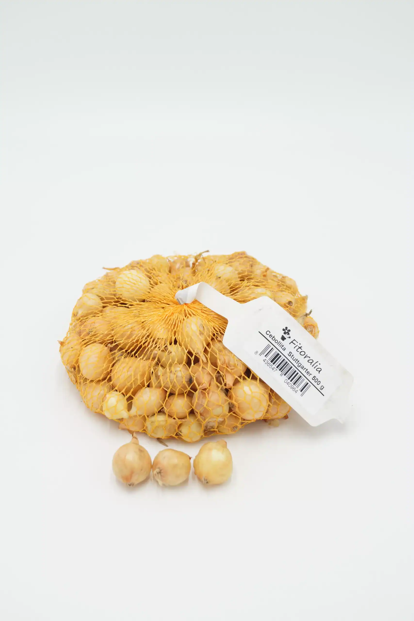 Cebollas orgánicas en una bolsa de malla para comercio ecológico y agricultura sostenible. Productos frescos y saludables para una alimentación natural y de calidad.