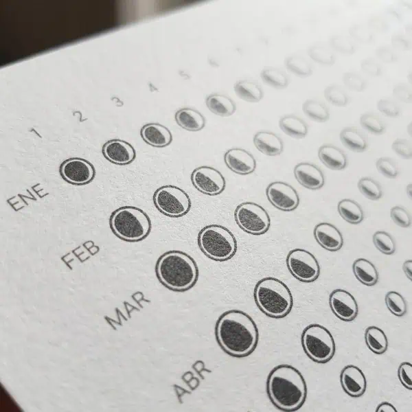 1. Cuadro de control de fases de cultivo ecológico en papel de calidad, ilustrando el seguimiento mensual para agricultura orgánica y sostenible.