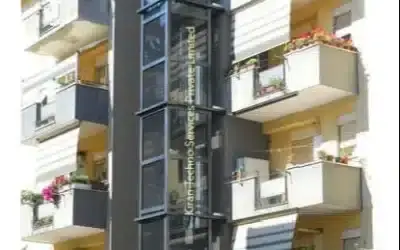 آسانسور شیشه ای بیرون از ساختمان