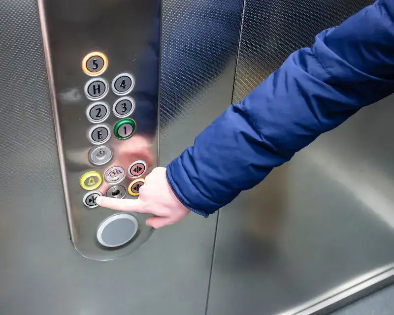 آموزش معنی دکمه های آسانسور حرف