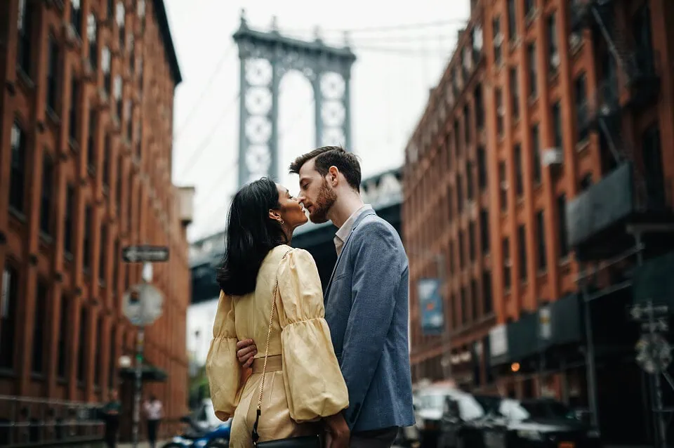 A couple enjoys a casual date on a NYC street