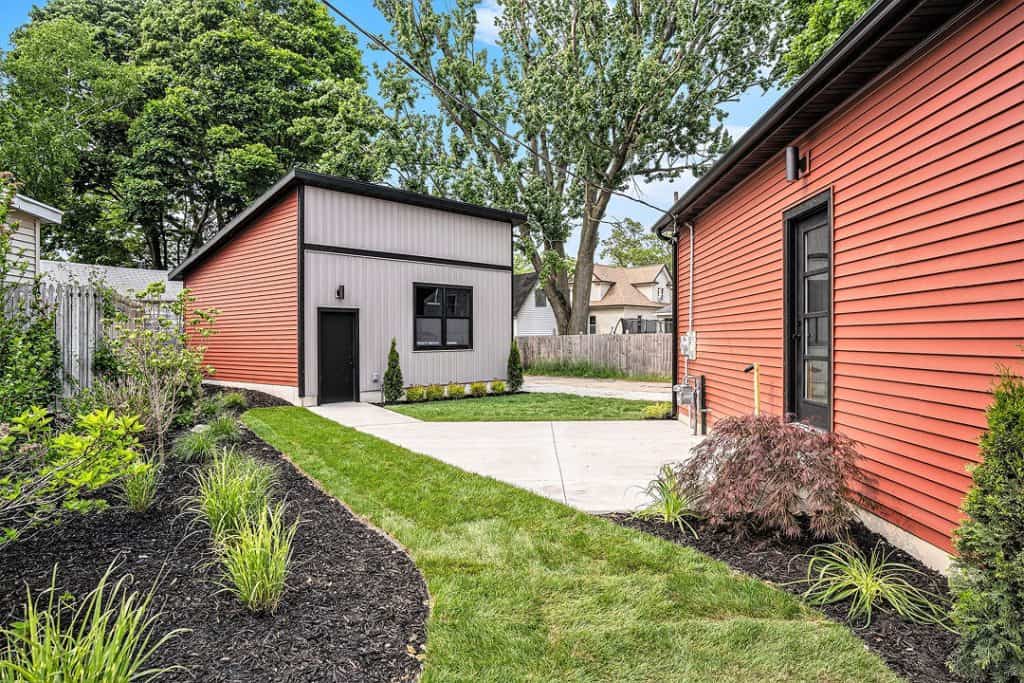 Contemporary backyard with modern custom homes and landscaped garden.