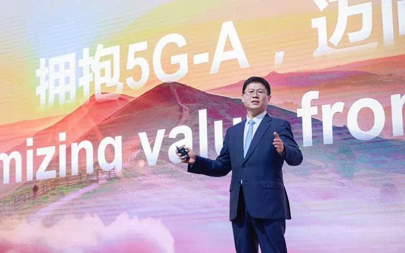 Li Peng, Huawei's Corporate Senior Vice President and President of ICT Sales & Service, delivered a keynote at MWC Shanghai 2024