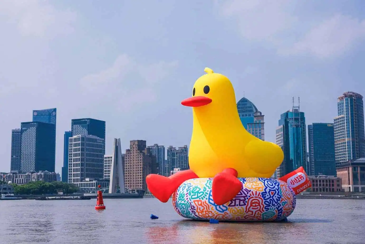 On August 23rd, the mascot of the Xiaohongshu Street Life Festival, 'Duck on the Street,' made its debut along the Huangpu River.