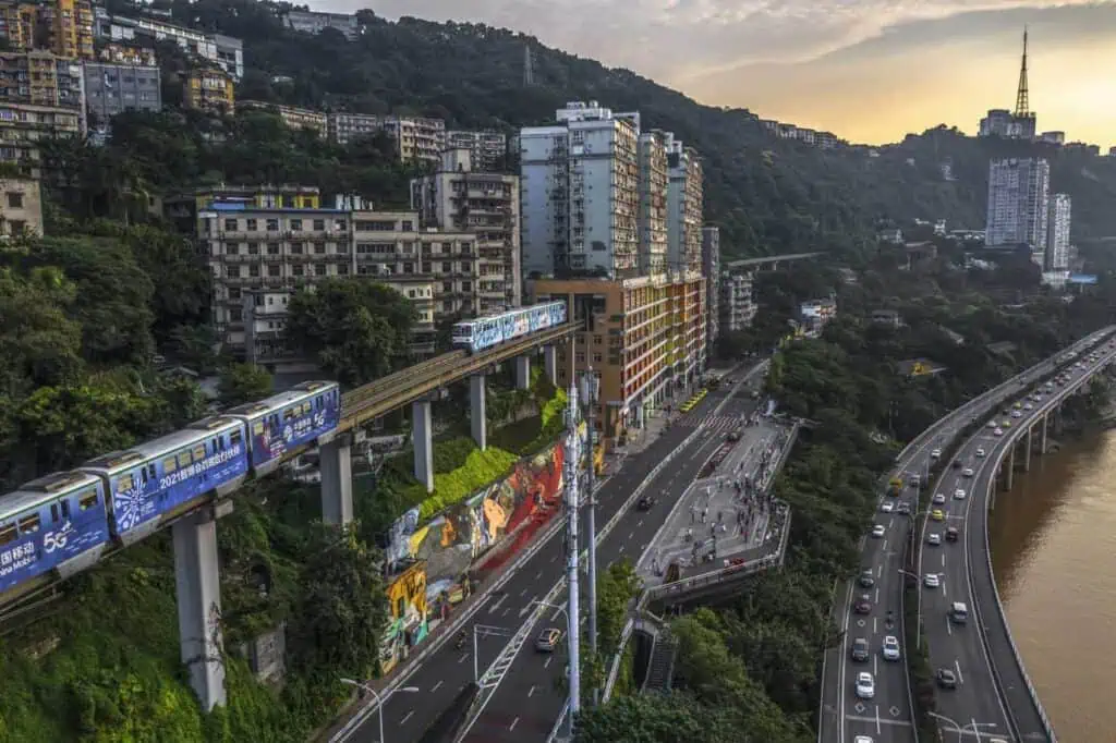 The monorail train passing through residential buildings is a hot spot in Chongqing.