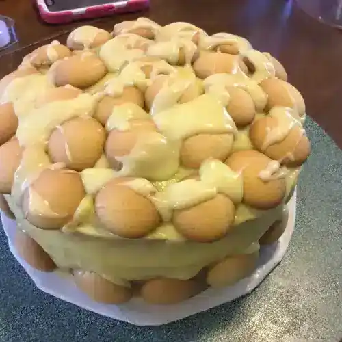 Delicious banana pudding cake topped with vanilla wafers and creamy frosting, perfect for special occasions and dessert lovers.