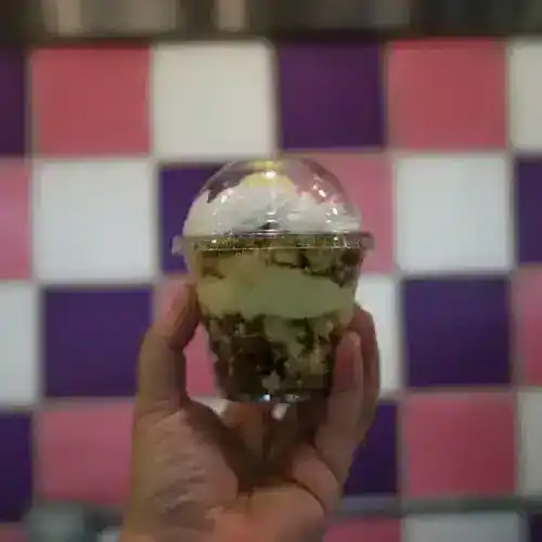 Delicious strawberry crunch parfait with layers of fresh strawberries, creamy yogurt, and crunchy topping, served in a clear cup. Perfect for dessert or a sweet treat.