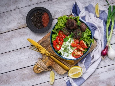 Griechische-Meatballs-mit-Tzatziki-1