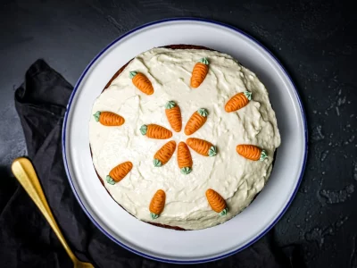 Veganer Karottenkuchen mit Frosting