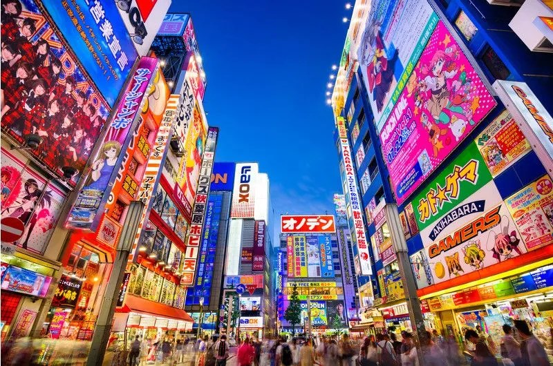 Akihabara de noche iluminada por neones