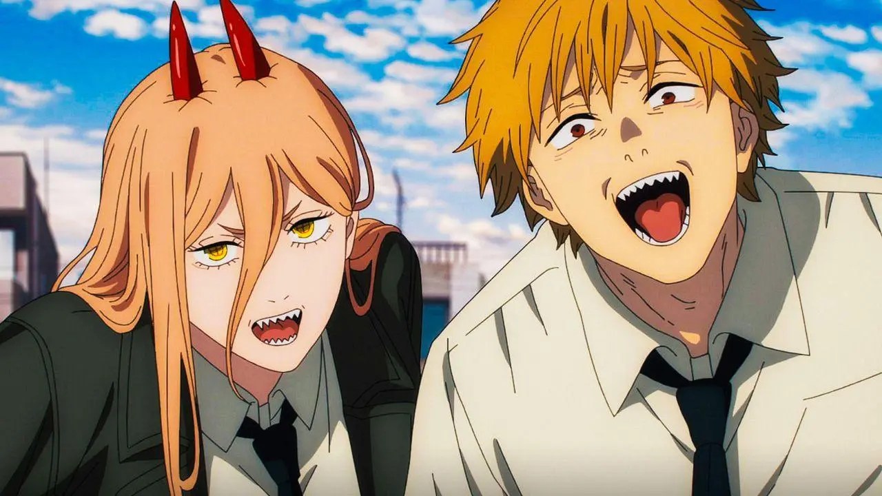 Power levantando su martillo de sangre con una sonrisa traviesa, cuernos a la vista