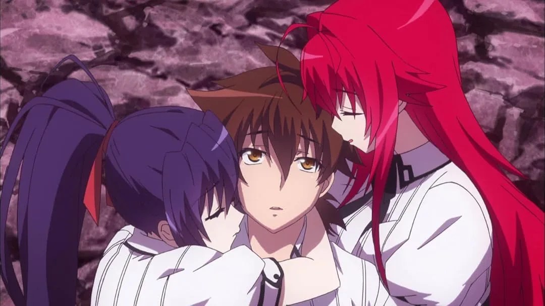 Issei Hyoudou abrazado por Rias y Akeno en uniforme escolar – High School DxD.