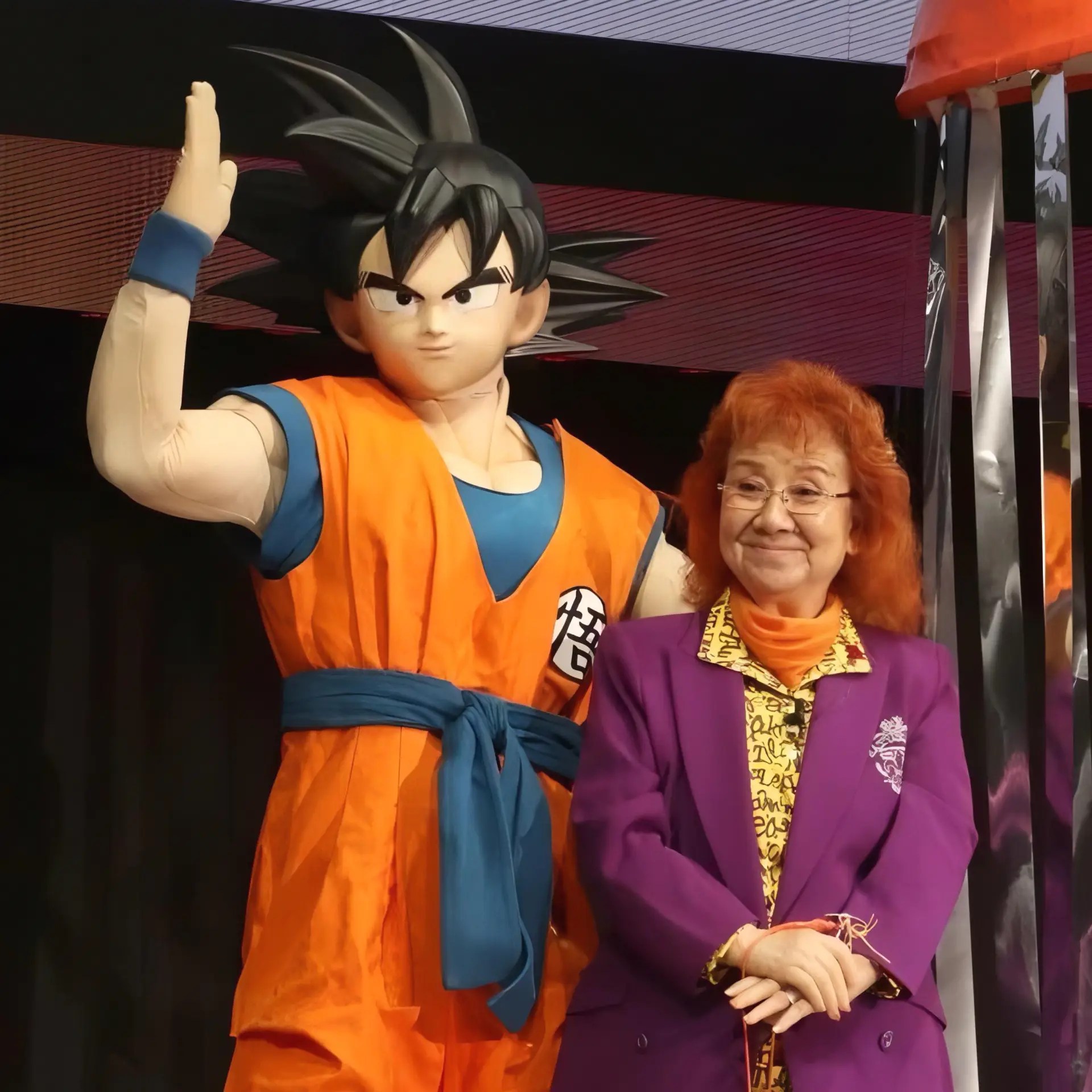 Masako Nozawa junto a figura de goku