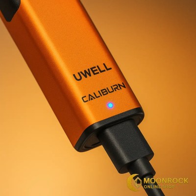 Macro of Uwell Caliburn G3 charging via USB-C with blue LED indicator and Moonrock Online Shop logo watermark.
