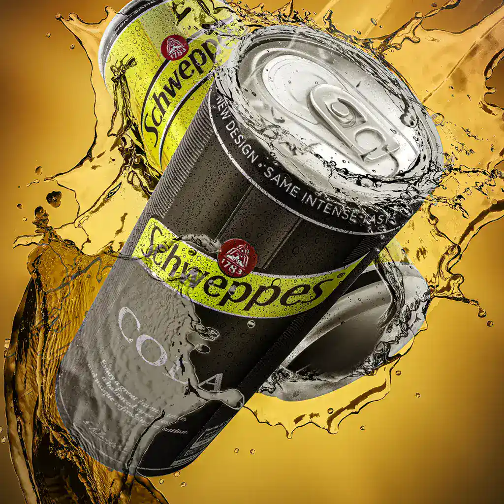 Schweppes limão lata gelada, bebida refrescante e saborosa, energizante, soda, refrigerante sabor limão, consumo de verão, embalagem de alumínio, bebida fria, fresca, destaque no mercado de bebidas, shot de energia, sabor cítrico, publicidade de refrigerante, momento de lazer, gás carbônico, textura marcante, consumo social, momento de descontração, fórmula energizante, estilo de vida saudável, refrescância instantânea.
