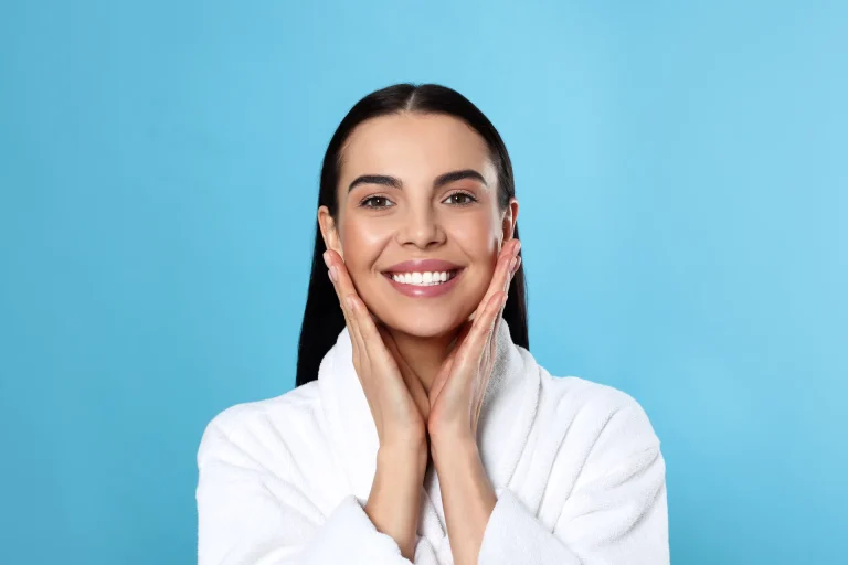 femme avec une belle peau hydratée